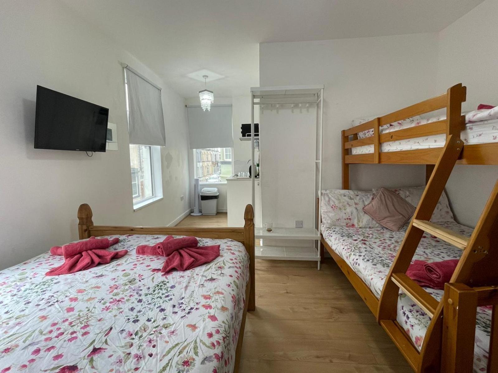 Ariana House Hotel-families And Couples Only * Блэкпул